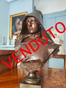 Bellissima, scultura in bronzo di Davide Calandra, intitolata  Fior di chiostro